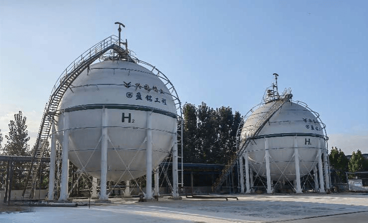 中国二十二冶抚顺新钢铁高炉低碳绿色智能化升级改造项目1号高炉及配套3座热风炉炉壳顺利封顶