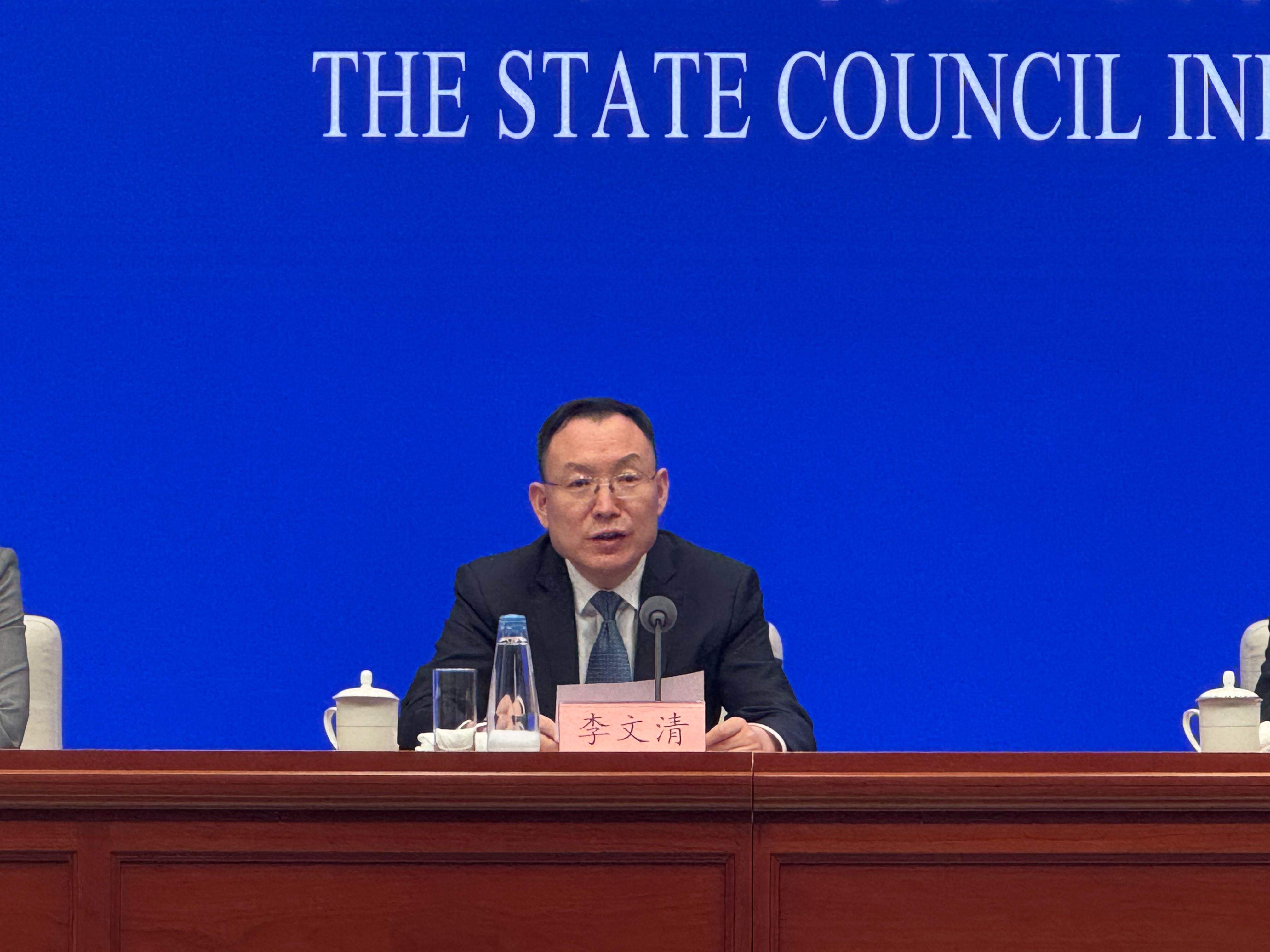 国家发展改革委副秘书长肖渭明：全面推行由常驻地提供基本公共服务制度