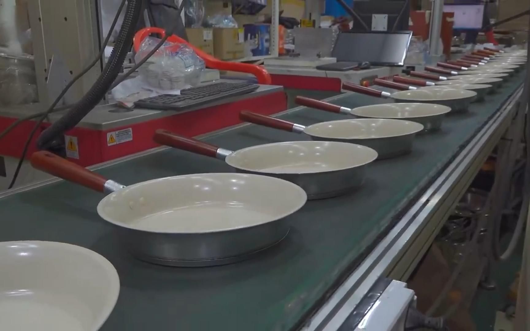 秀我中国丨详解国产脑机接口技术 独家探访脑机接口组装车间