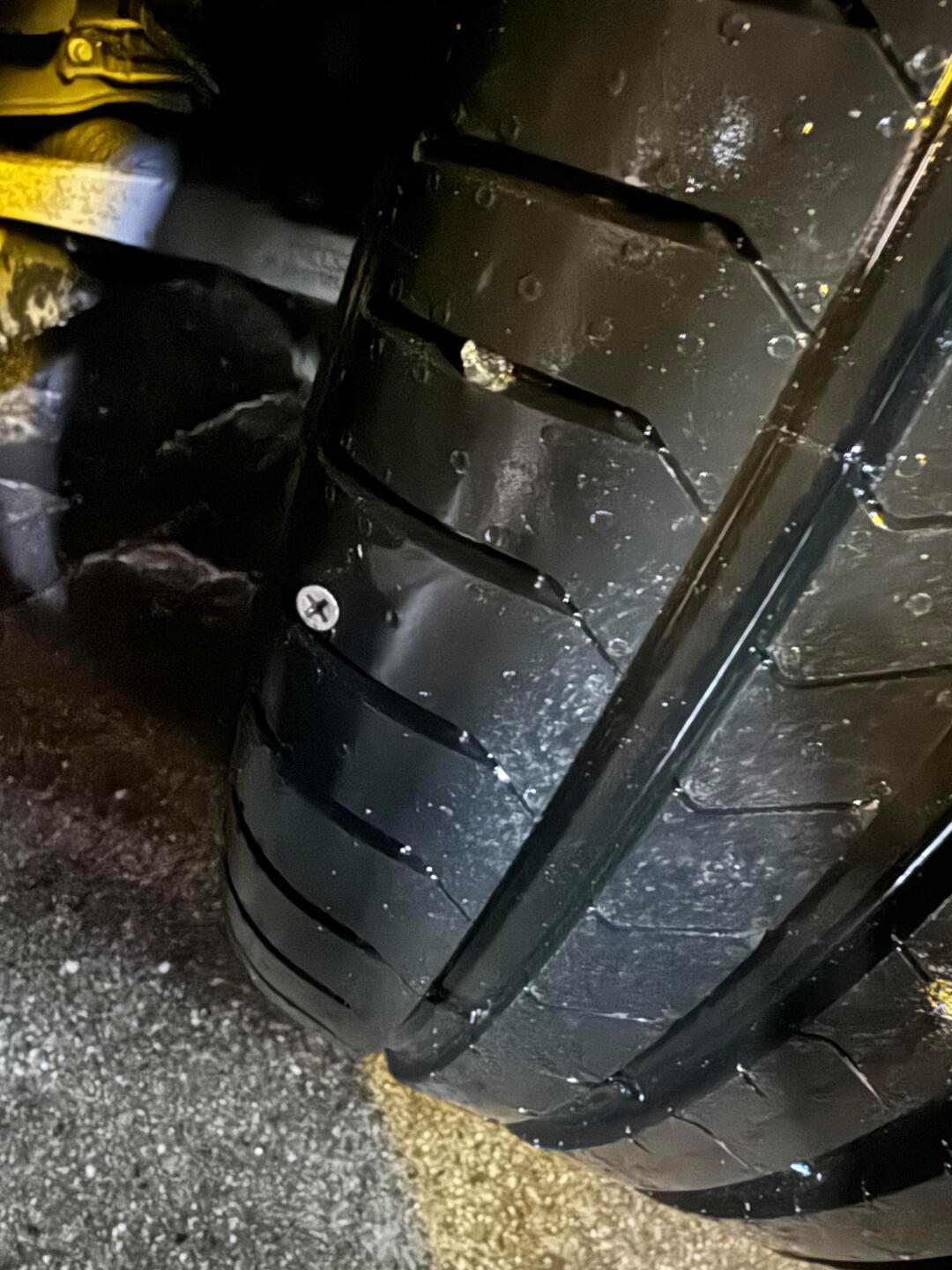 “青甘大环线三车12胎被扎，最多一胎被扎30多颗钉子”！警方通报：马某某、李某某被抓，与他人发生矛盾抛撒扎胎钉报复