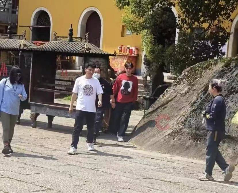 单套1.3亿元起，上海25套豪宅1天就卖光！有网友称此前在售楼处偶遇胡歌夫妻