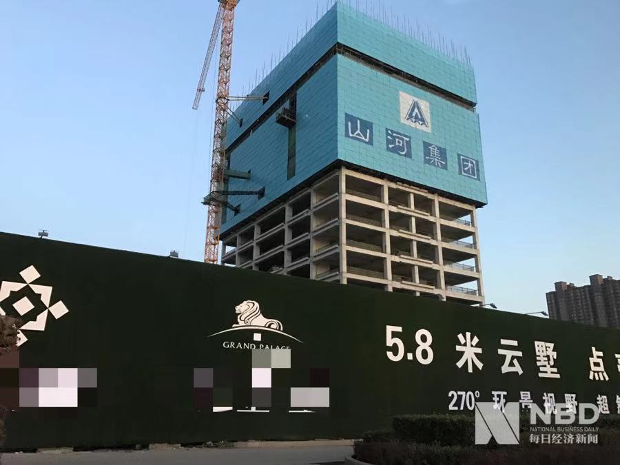 客户排队等讲解、组团看样板间，雄安新区楼市“五一”假期也热闹，依旧严格限购、现房销售