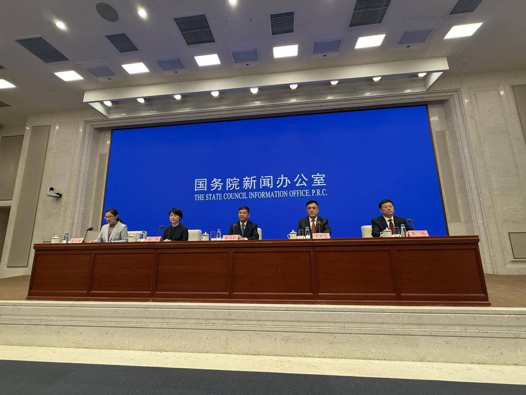 生态环境部部长黄润秋会见英国驻华大使魏磊