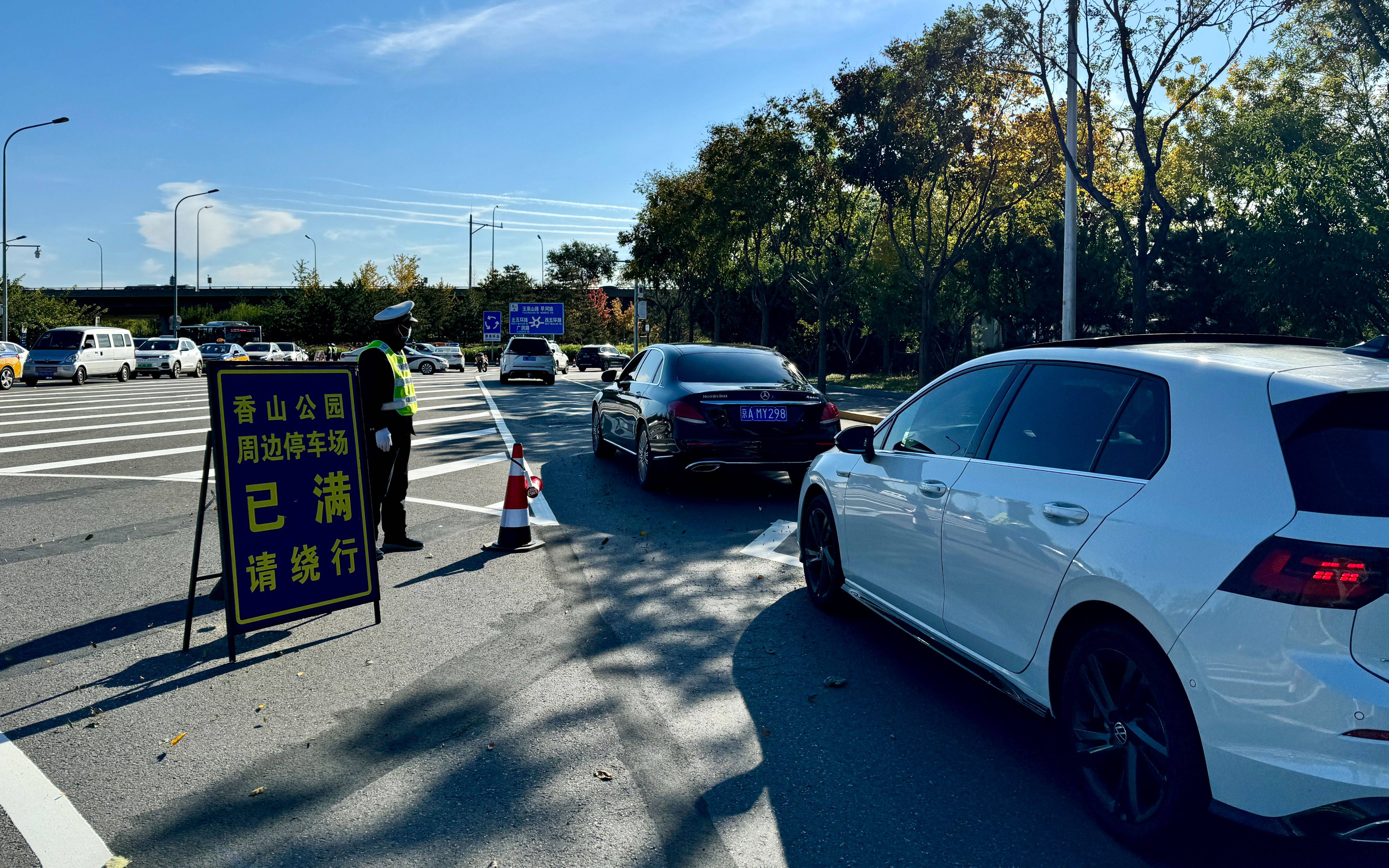十部门:2028年底前高速公路服务区(含停车区)新建改建60千瓦以上功率电动汽车充电设施(充电枪)3万个